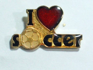 Fußball Ball Pin, I Love Soccer erhaben hart Emaille Vintage Anstecknadel  - Bild 1 von 3