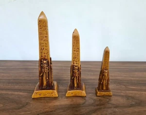 Elegante conjunto de tres obeliscos: jeroglíficos grabados y formas faraónicas - Imagen 1 de 8