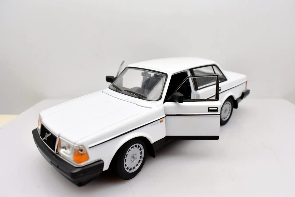 Modellino auto scala 1:24 Volvo 240 GL diecast modellismo statico collezione - Immagine 1 di 4