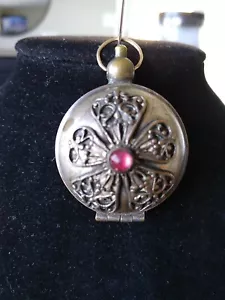 Medallón/colgante vintage ~ flor con piedra rosa ~ ¿victoriano? - Imagen 1 de 13