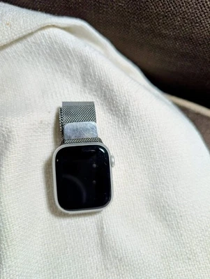 Apple watch serie 9 41mm avec bracelet métallique argenté et boitier argenté  - Photo 1/4