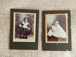 2 antike Kabinett Fotos Karten entzückendes kleines Mädchen im karierten Spitzenkleid & Baby - Bild 1 von 4
