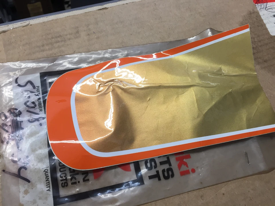 Tapa emblema, naranja pastel A1 A1B 56018-043-34 Kawasaki NOS Foto 1 de 1