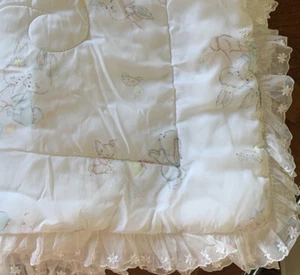 Vintage Baby Krippe Decke Hase Kaninchen weiße Spitze Bindemittel Pastell - Bild 1 von 12