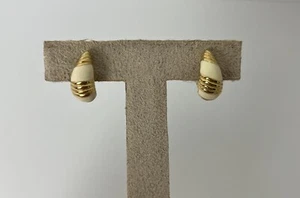 Vintage Monet Cream Enamel & Gold Tone Clip On Hoop Earrings - Foto 1 di 7
