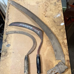 Sickle scythe Collection Lot Antique Farm Equipment Rustic Rusty Harvesting - Picture 1 of 4