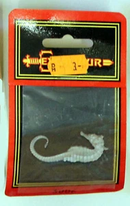 Excalibur 3006: Seepferdchen mit hängender Schlaufe - 45 mm lang Vintage 25 mm Maßstab 1980er Jahre - Bild 1 von 2