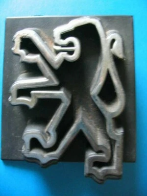 INSIGNE AUTO LION PEUGEOT  Année 1980 - Photo 1/2