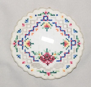 Vintage Ecru Handarbeit Brode Main Multicolor Kreuzstich Runddeckchen 5 1/2" - Bild 1 von 5