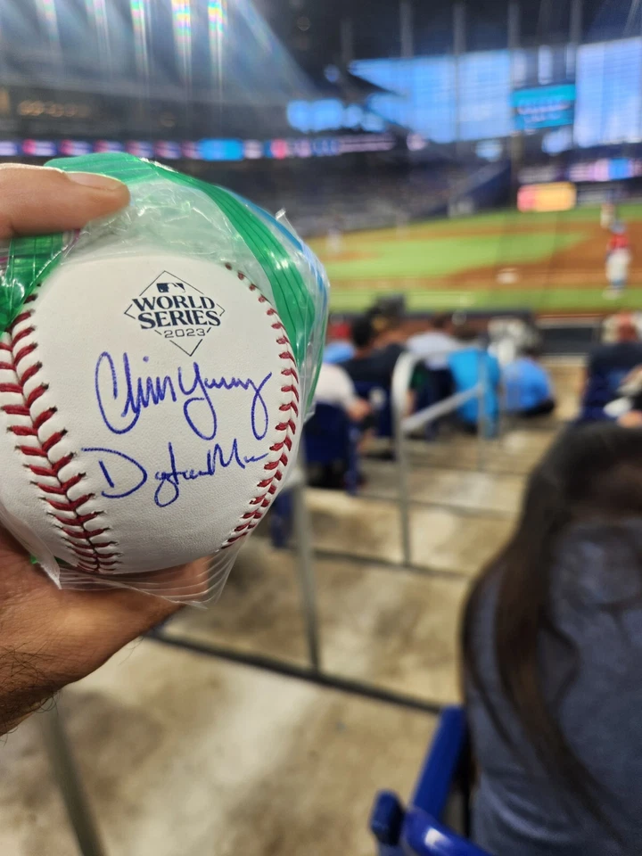 Chris Young y Dayton Moore Firmado Serie Mundial 2023 Béisbol Texas Rangers Foto 1 de 1