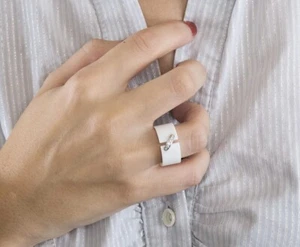 Bague CHAUMET Modèle lien céramique Blanche Barrette En Diamants - Photo 1/10