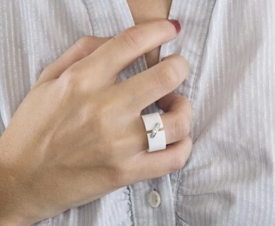 Bague CHAUMET Modèle lien céramique Blanche Barrette En Diamants - Photo 1/4