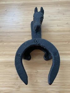VTG CAST IRON Hat Hanger Rack 7' HORSE HEAD ABOVE HORSESHOE Hunting Rustic Cabin - Picture 1 of 9