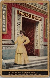Alte romanische Gruß Postkarte Frau vor Fotostudio / 1911 abgebrochen - Bild 1 von 2
