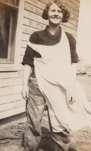 1930s Pretty Woman Smiling Portrait Apron Pants Outdoor Rural House - Picture 1 of 3