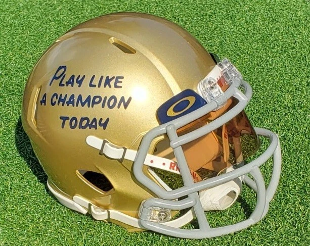 NOTRE DAME LUCHA IRLANDÉS JUGAR COMO UN CAMPEÓN FÚTBOL MINI CASCO CON VISERA Foto 1 de 1