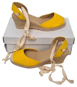 Preciosos zapatos de tacón de cuña de lona amarilla Cádiz para mujer Shoeaholics precio de venta sugerido por el fabricante 109 GBP - Imagen 1 de 9
