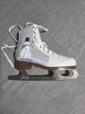 Patín sobre hielo infantil pintado a mano con muñeco de nieve invierno cottagecore granja  Foto 1 de 4