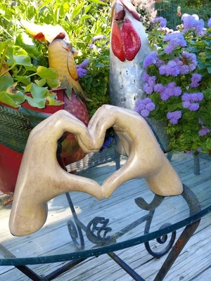 NUEVO EN CAJA Corazón Manos Escultura Resina Estatua Hogar u Oficina Foto 1 de 4