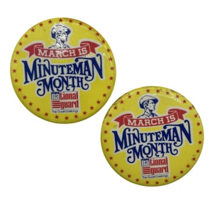 Nationalgarde 2 Pins März ist Minuteman Monat, 2,5" Vintage Werbung Pin-Back Button  - Bild 1 von 2