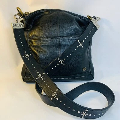 Bolso Bandolera The Sak Cuero Guijarro Negro Plateado Correa Tachonada con Estrás Foto 1 de 4