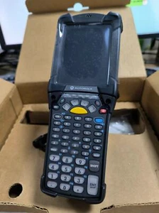 Motorola MC9190-GJ0SWEQA6WR scanner de codes à barres portable LORAX 1D Windows Mobile 6,5 - Photo 1 sur 6