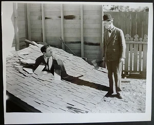 9 LAUREL & HARDY PHOTOS - 1931 ONE GOOD TURN - SHORT - HAL ROACH -1960s REPRINTS - Imagen 1 de 3