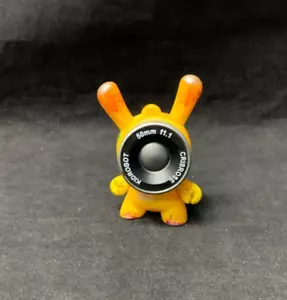 Kidrobot Dunny 3" - Side Show Cris Rose - Figura Drone de Observación Amarillo - Imagen 1 de 5
