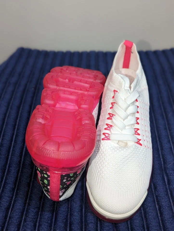 白色花卉系带时尚运动鞋(全新) — 第 1/4 张图片