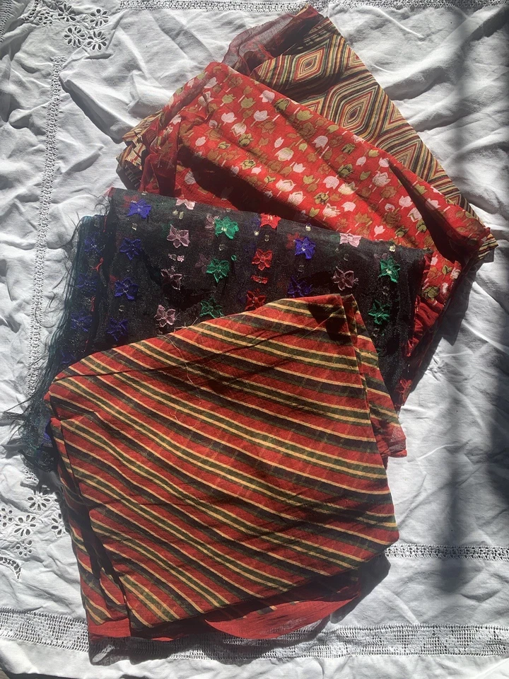 Paquete de tela cruda tejida delgada hindú del sur de Asia vintage con patrones rústicos audaces Foto 1 de 4