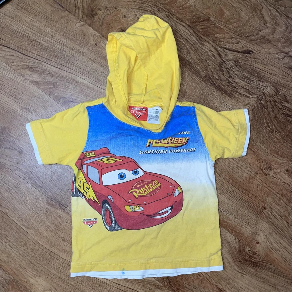 Camisa De Colección Disney Pixar Cars Lightning McQueen Niños 4T Amarillo Azul Con Capucha Foto 1 de 4