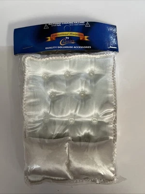 Colchón de cama clásico con dos almohadas accesorios para casa de muñecas CLA99501 ¡Sellado! Foto 1 de 4