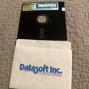Datasoft Inc The Official Zaxxon von Sega für Apple II 5.25 Videospiel (1983) - Bild 1 von 3