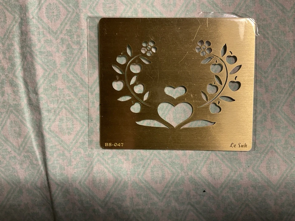 Le Suh Embossing Messing Schablone Herz Blumengirlande zum Prägen von Papier - Bild 1 von 1