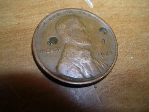1920 Wheat Lincoln Penny, FEHLER, oder nicht? Löcher auf beiden Seiten des Pfennigs.(UNGEPRÜFT - Bild 1 von 8