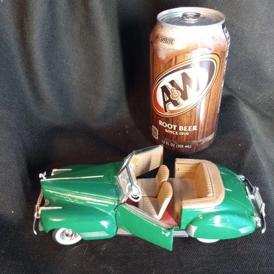 1941 Packard Darrin Convertible Signature Models Green Diecast  - Image 1 of 4