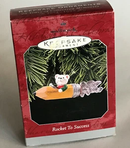 Lápiz de ratón HALLMARK Rocket to Success adorno de recuerdo de vacaciones de Navidad nuevo en caja - Imagen 1 de 1