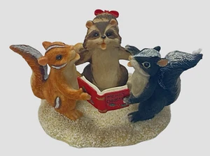 Vintage Charming Tails Weihnachten Trio Chipmunk Stinktier Waschbär Karoling Figur Neu im Karton - Bild 1 von 16