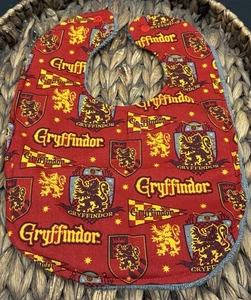 Babero de bebé hecho a mano Harry Potter Gryffindor - Imagen 1 de 4