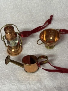  MINIATURAS PARA CASA DE MUÑECAS COLADOR DE COBRE, JARRA DE AGUA, LINTERNA - Imagen 1 de 5