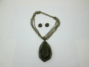 Beautiful Green Geode Shaped Pendent Necklace and Earring Set Gold Tone Necklace - Picture 1 of 11
