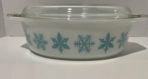 Turquoise On White Pyrex Garland Snowflake 2 1/2 Qt. Casserole 043 Lid 945 C 13 - Picture 1 of 21