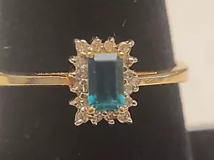 Anello in oro giallo 10 kt con smeraldo e diamanti - Foto 1 di 8