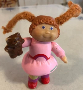 Vintage Cabbage Patch Niños Miniatura 3" Niña Rojo Trenzas Sosteniendo Oso 1984 Goma - Imagen 1 de 12