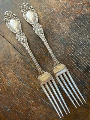 Antiguo tenedor de cena de ley Wallace Lucerna 1896 mono pergaminos ¡ELEGANTE! LOTE de 2 Foto 1 de 4