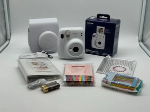 Fujifilm Instax Mini 11 Sofortbildkamera mit Zubehörpaket - Eisweiß - Bild 1 von 7