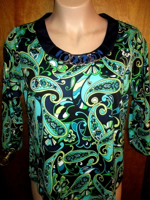 Blusa/top RQT para mujer talla 2X estampado cachemir con detalles de anillos plateados Foto 1 de 4