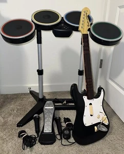 Playstation Rock Band Paquete Guitarra, Batería, Micrófonos - Sin Dongle ni Baquetas - Imagen 1 de 14
