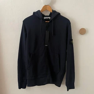STONE ISLAND Logo Parche Cremallera Completa Sudadera con Capucha Clásica Azul Marino Talla Mediana $405 NUEVO - Imagen 1 de 8