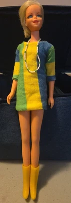 Muñeca Barbie Twiggy con Vestido, Cuentas, Botas 1967 Vintage Mod Era Rubia Pestañas Azules Foto 1 de 4